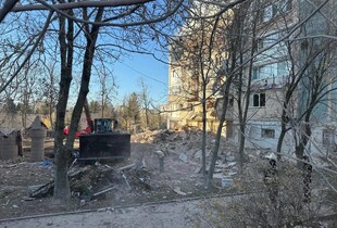 Удар по багатоповерхівці у Тернополі: з-під завалів дістали живого постраждалого (відео)