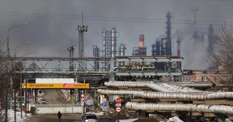 Дрони знову уразили Рязанський НПЗ: місцеві нарахували понад 10 вибухів (відео)