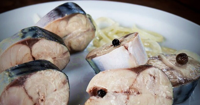 Маринована скумбрія, яка нагадує лосось - швидкий рецепт закуски