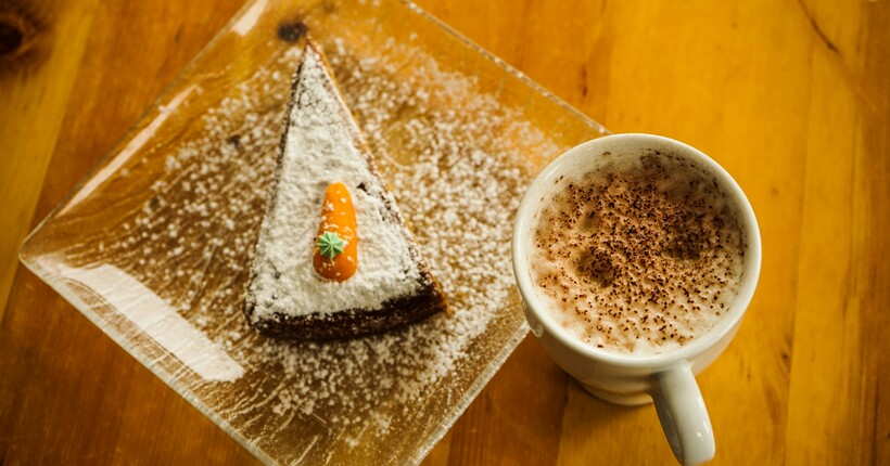 Морквяний пляцок з желе та горіхами - рецепт святкової випічки