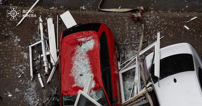 У Києві сталась пожежа у багатоповерхівці: попередньо, загоряння сталось через вибух зарядної станції (фото)