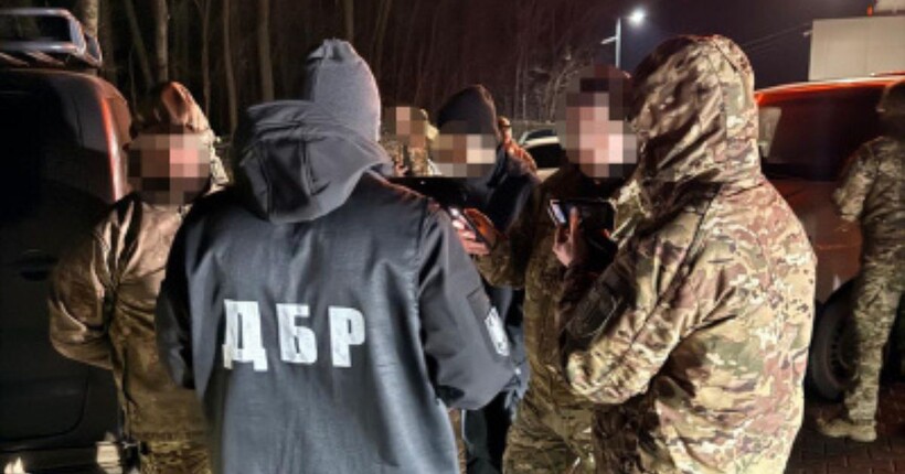 ДБР викрили ексголову ТЦК, який за $12 000 сприяв СЗЧ військовим у частині