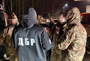 ДБР викрили ексголову ТЦК, який за $12 000 сприяв СЗЧ військовим у частині