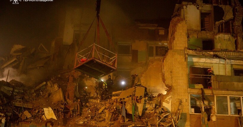 Удар по Тернополю: з-під завалів будинку дістали тіло жінки (фото)