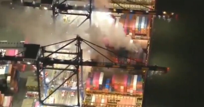 В порту Лос-Анджелеса палає контейнеровоз з небезпечним вантажем на борту (відео)