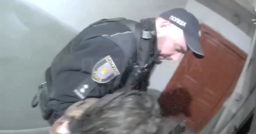 У Львові патрульні врятували жінку з палаючої квартири (відео)