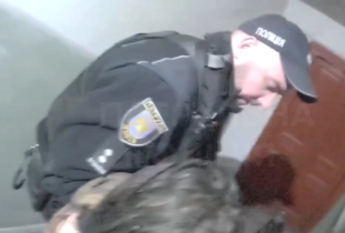 У Львові патрульні врятували жінку з палаючої квартири (відео)