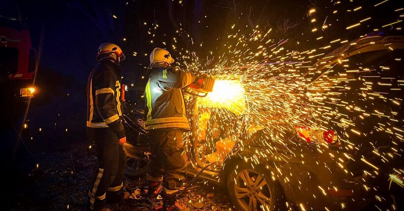 На Київщині водій не впорався з керуванням і в’їхав у дерево - рятувальники деблокували потерпілого