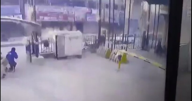 Троє смертників підірвали себе у штабі поліції Пакистану: є загиблі та поранені