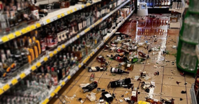 У Києві п’яний чоловік розтрощив відділ з алкогольними напоями: в поліції показали відео