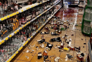 У Києві п’яний чоловік розтрощив відділ з алкогольними напоями: в поліції показали відео