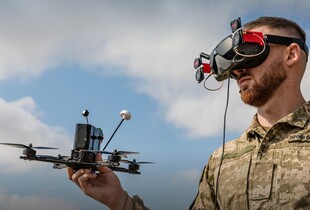 ЗСУ отримали вже 100 000 FPV-дронів через DOT-Chain Defence - Шмигаль
