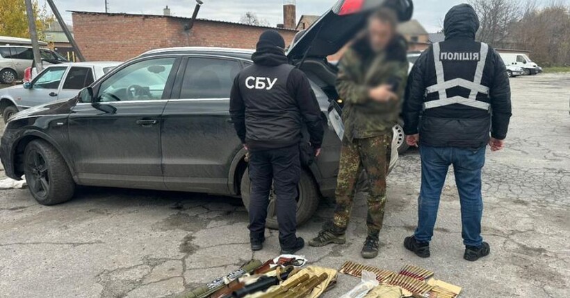 Правоохоронці у Києві затримали торговця зброєю (фото)