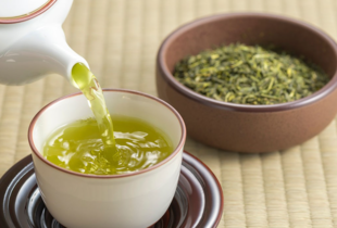 Зелений чай у догляді за волоссям: як його використовувати і чим він здатен допомогти 