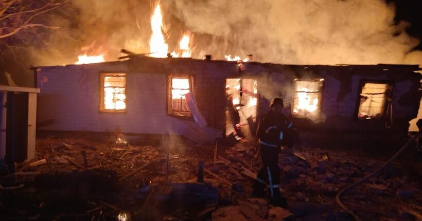 На Черкащині загорівся будинок через падіння безпілотника (фото)