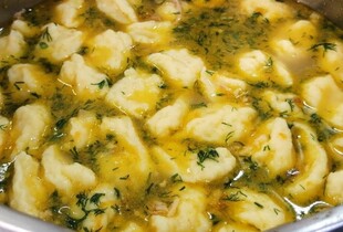 Домашній курячий суп із галушками: простий рецепт на кожен день