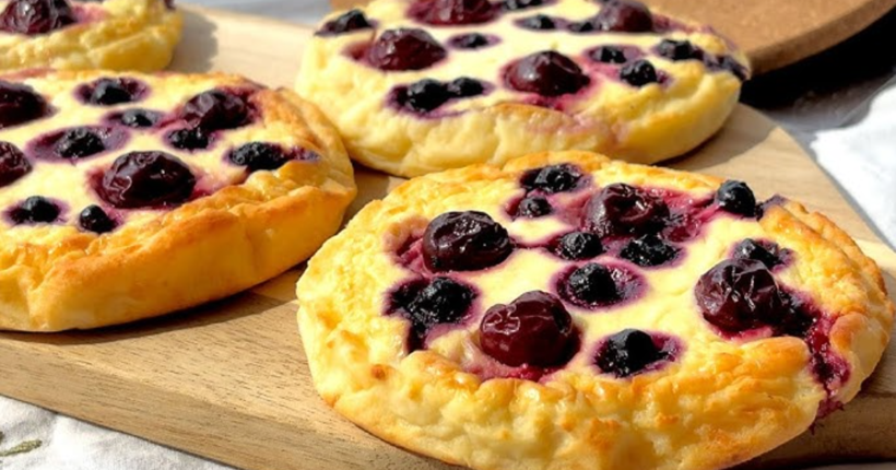 Ліниві ватрушки: смакота з літніми ягодами всього за кілька хвилин 