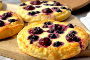 Ліниві ватрушки: смакота з літніми ягодами всього за кілька хвилин 