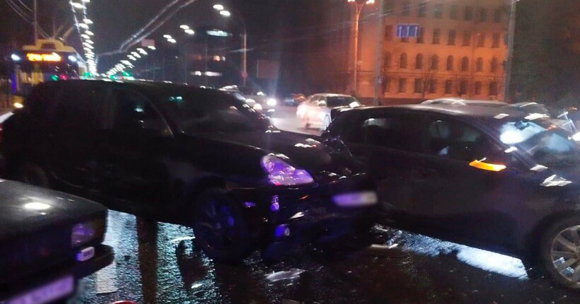 У Києві нетверезий водій Porsche спричинив ДТП та відкрив стрілянину