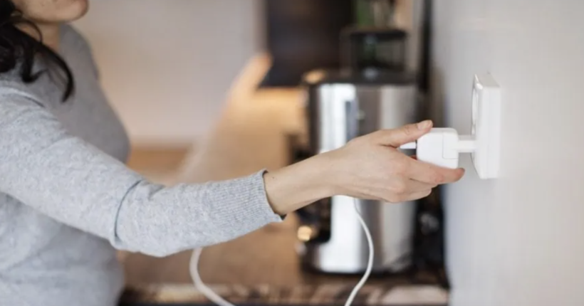 Які пристрої не можна висмикувати з розетки і чим це загрожує