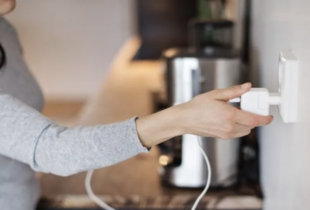 Які пристрої не можна висмикувати з розетки і чим це загрожує