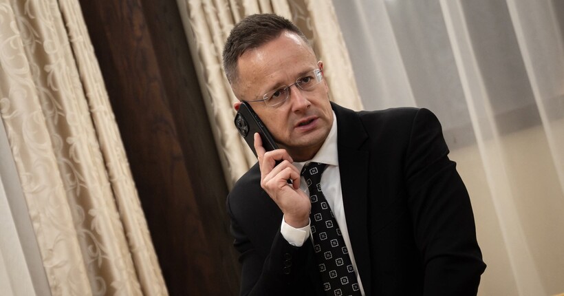 Боснія заборонила посадку літака з Сіярто на борту: що сталось