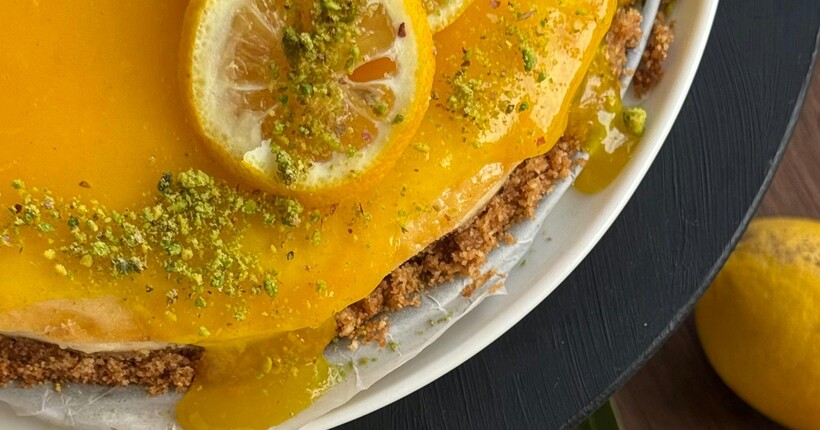 Лимонний торт з маковим бісквітом і мусом - рецепт святкової випічки