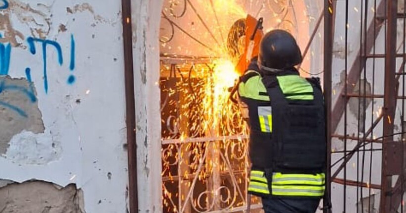 У Херсоні врятовано жінку із задимленої будівлі після ворожого обстрілу