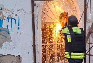 У Херсоні врятовано жінку із задимленої будівлі після ворожого обстрілу