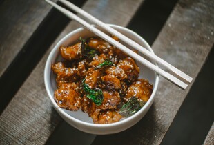 Курка по-корейськи в пікантному соусі за 20 хвилин: швидкий рецепт обіду 