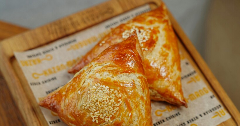 Самса з куркою у листковому тісті: швидкий рецепт у духовці