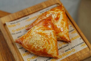 Самса з куркою у листковому тісті: швидкий рецепт у духовці