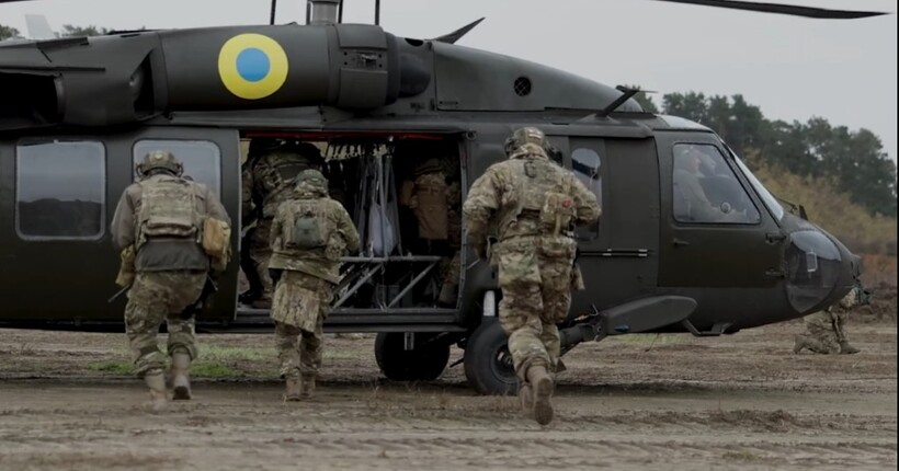 Авіація та спецпризначенці ГУР провели спільне відпрацювання десантування з гелікоптера (відео)