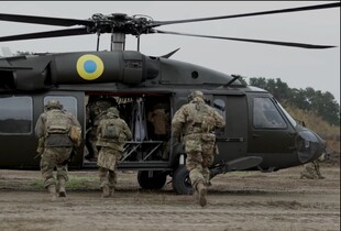 Авіація та спецпризначенці ГУР провели спільне відпрацювання десантування з гелікоптера (відео)