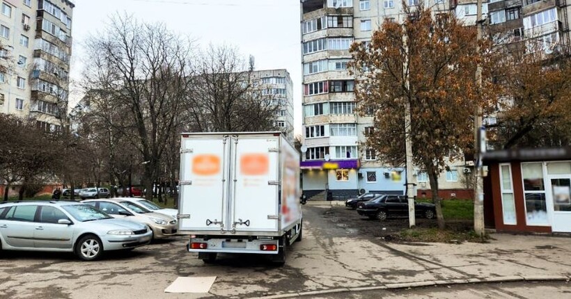 У Рівному фургон наїхав на 10-річного хлопчика на зупинці