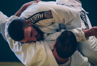 Дзюдоїстам рф дозволили виступати на міжнародних змаганнях зі своїм гімном та прапором: в Україні прокоментували 