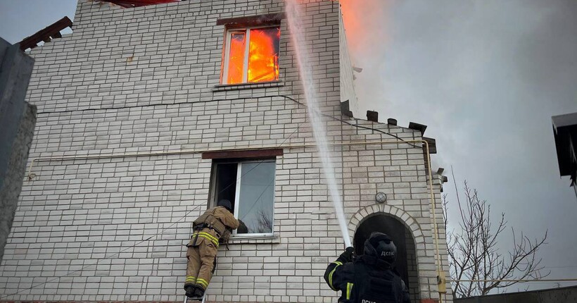На Чернігівщині ворожий дрон атакував житловий будинок: постраждала дитина