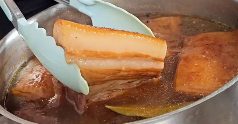 Грудинка як копчена вдома: рецепт у цибулинній заливці без копчення