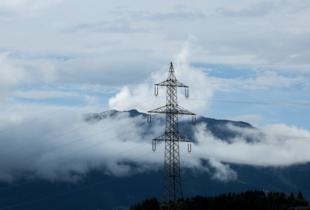 Армія рф вдарила по енергетичній інфраструктурі Сумщини: зафіксовано перебої з електропостачанням