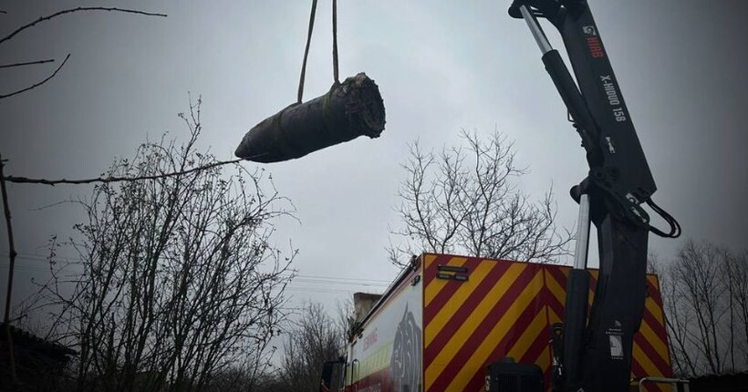 Сапери на Чернігівщині вилучили ракетний уламок у приватному дворі (відео)
