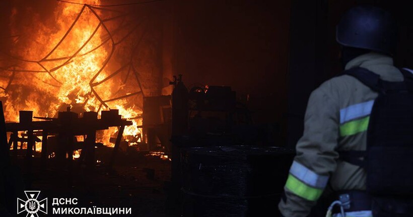 Атака на Миколаїв: вогнеборці ліквідували пожежу (фото, відео)