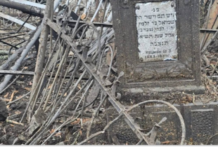 Російські обстріли пошкодили єврейське кладовище в Харкові