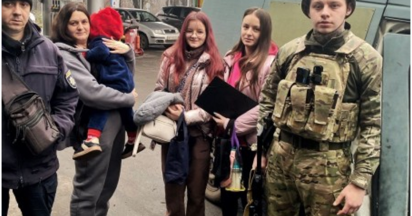 Поліцейські евакуювали двох дітей з матерями з обстрілюваної Межівської громади на Дніпропетровщині