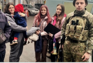 Поліцейські евакуювали двох дітей з матерями з обстрілюваної Межівської громади на Дніпропетровщині