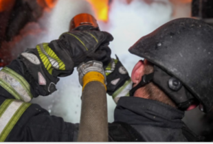 У Миколаєві після атаки дронів загорілася багатоповерхівка