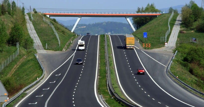 Уряд планує побудувати в Україні перший платний автобан: подробиці