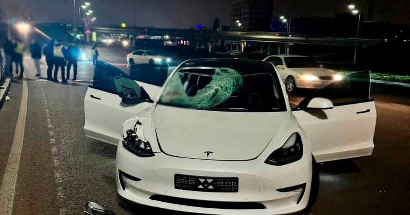 У Києві п'яний водій на Tesla збив на смерть 13-річну дівчинку на пішохідному переході
