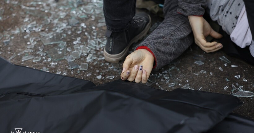 Ракетна атака на Дніпро: у ДСНС розповіли про наслідки та показали кадри з місця удару (фото, відео)