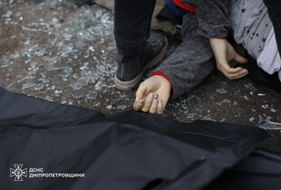 Ракетна атака на Дніпро: у ДСНС розповіли про наслідки та показали кадри з місця удару (фото, відео)