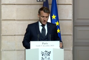 Україна - єдина, хто може обговорювати території - Макрон